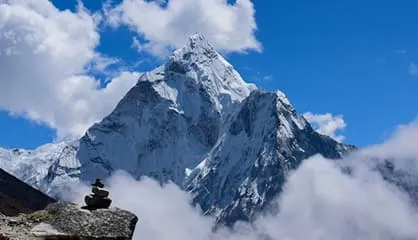 Un om facand hiking